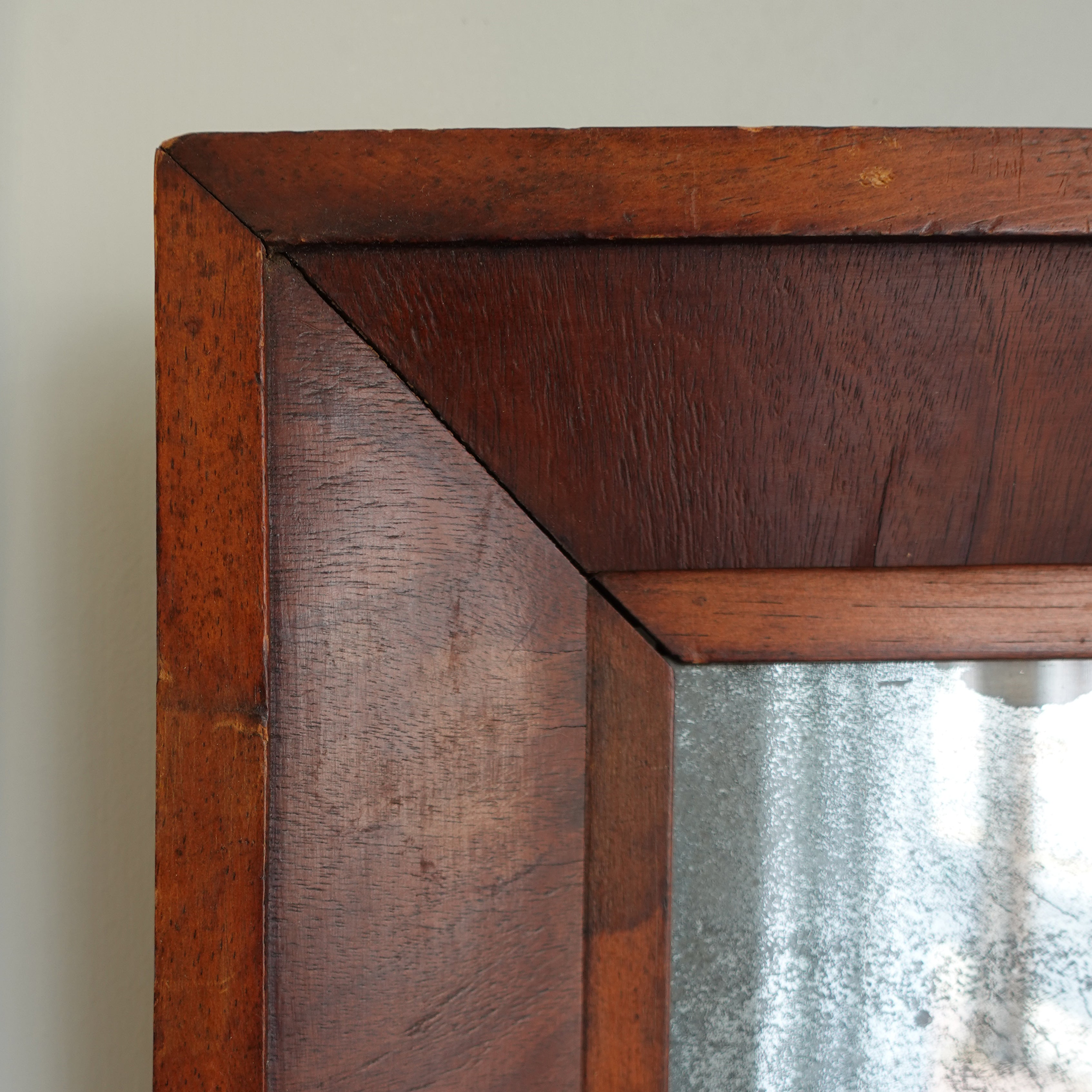 Petite Edwardian mirror featuring deep reddish-brown rosewood veneer and delicate inner molding, Le Historique.