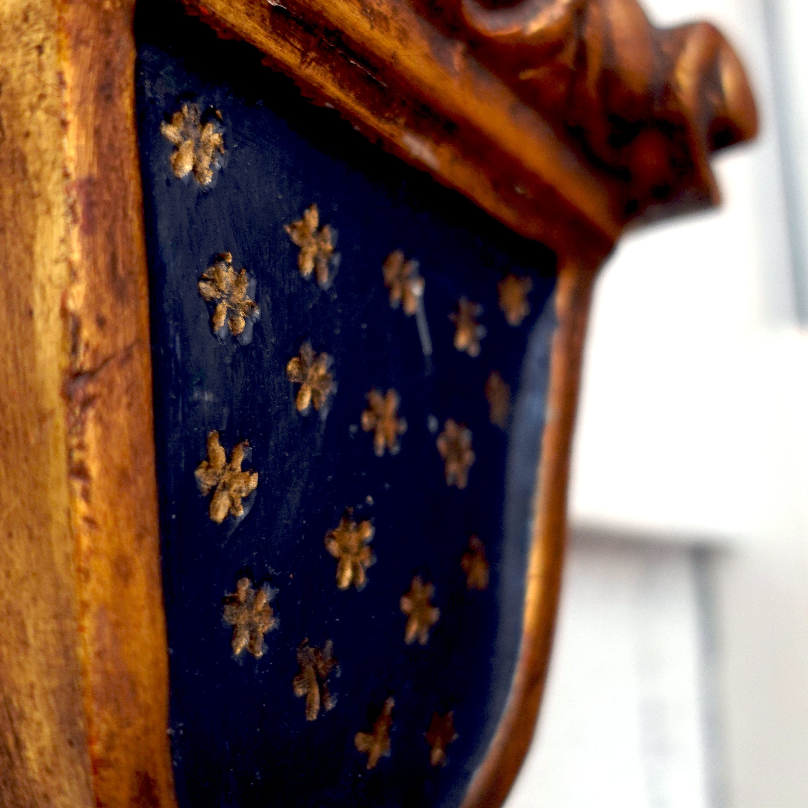 Close-up detail of a Hand-Carved Two-Tiered Early 20th Century Italian Florentine Giltwood Wall Sconce