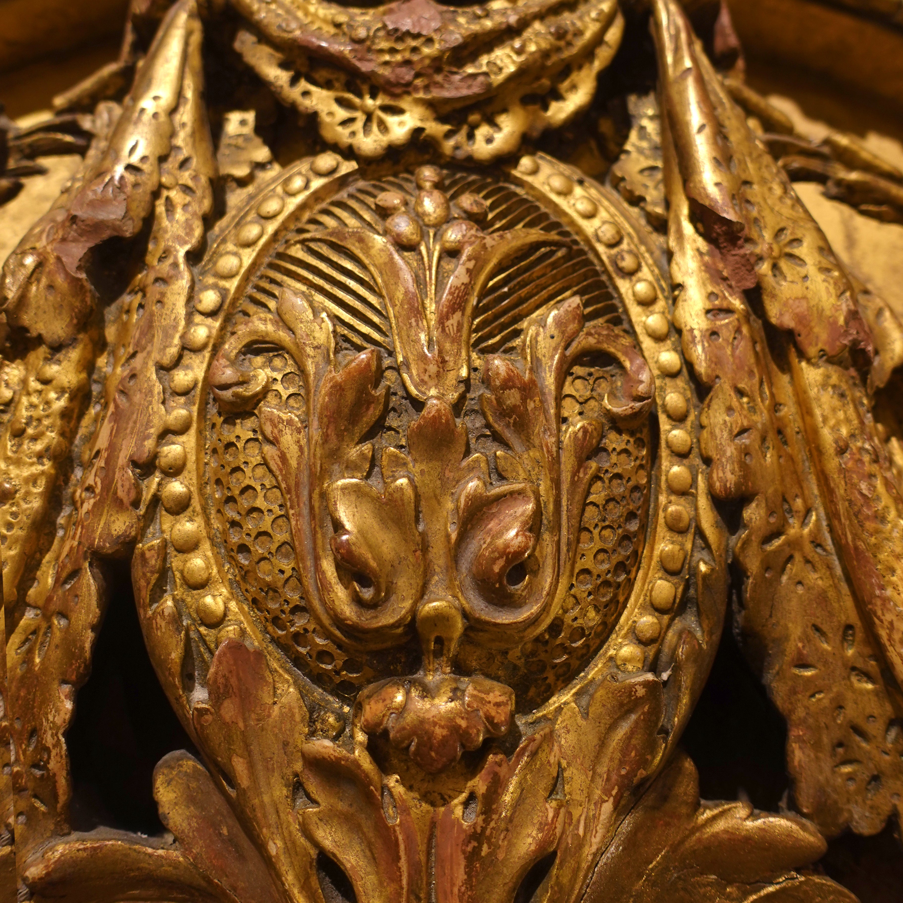 Monumental-Giltwood-Tympanum-with-Tulip-Cartouche-Le-Historique